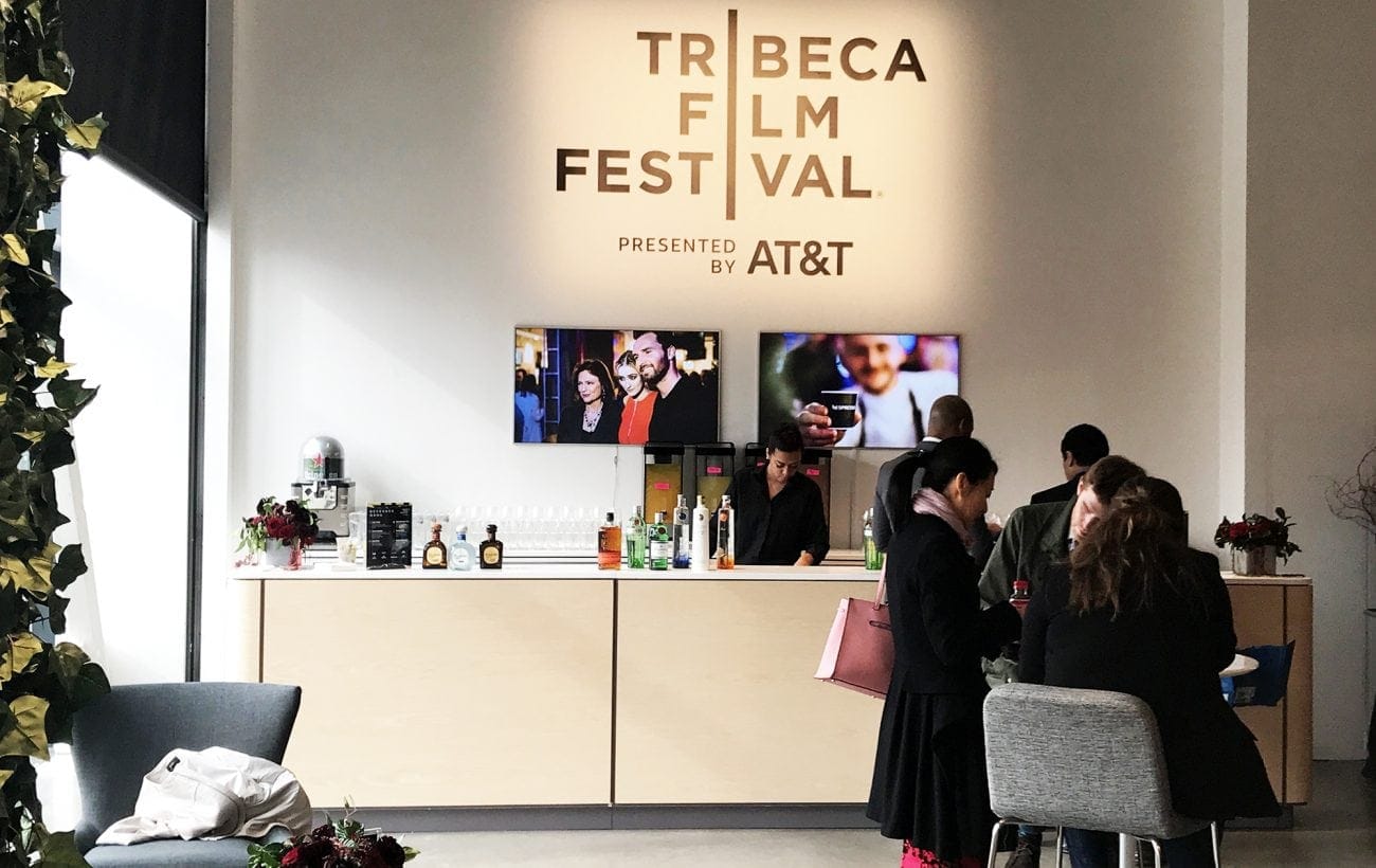 Included with the ticket: free drinks in the Tribeca lounge. Just the cure. © Pola Weiß/ VR Geschichten