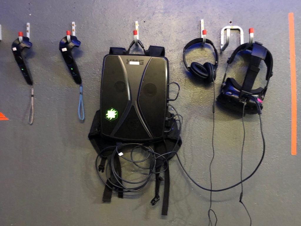 Unsere Ausrüstung für Huxley 2 von Exit VR: Rucksack-PC von XMG, Controller, HTC Vive VR-Brille und Noise-Cancelling-Kopfhörer von Bose. © VR Geschichten
